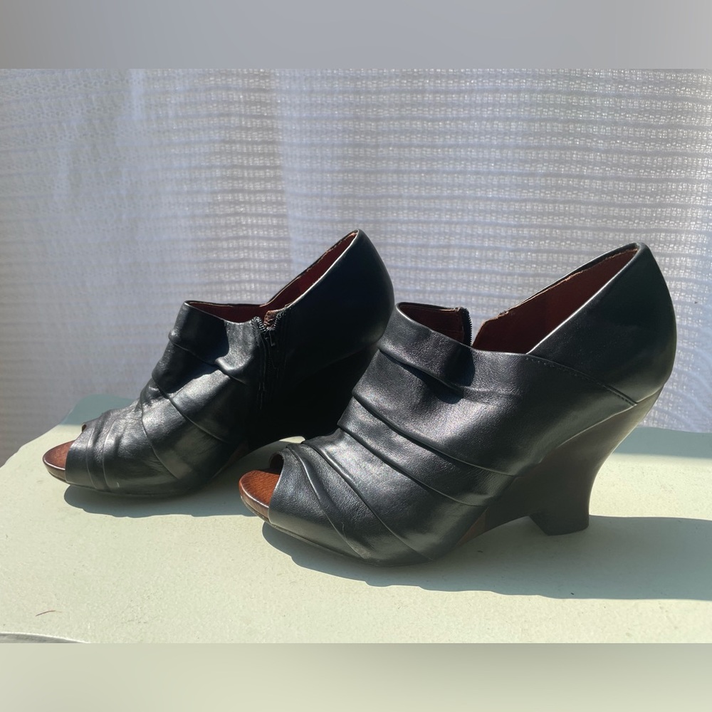 Naya black wedge heels